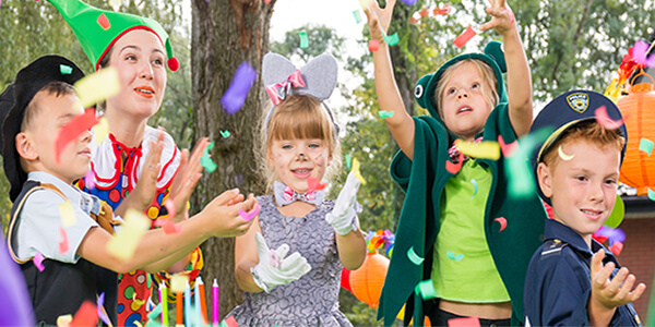 kids enjoying jungle themed party